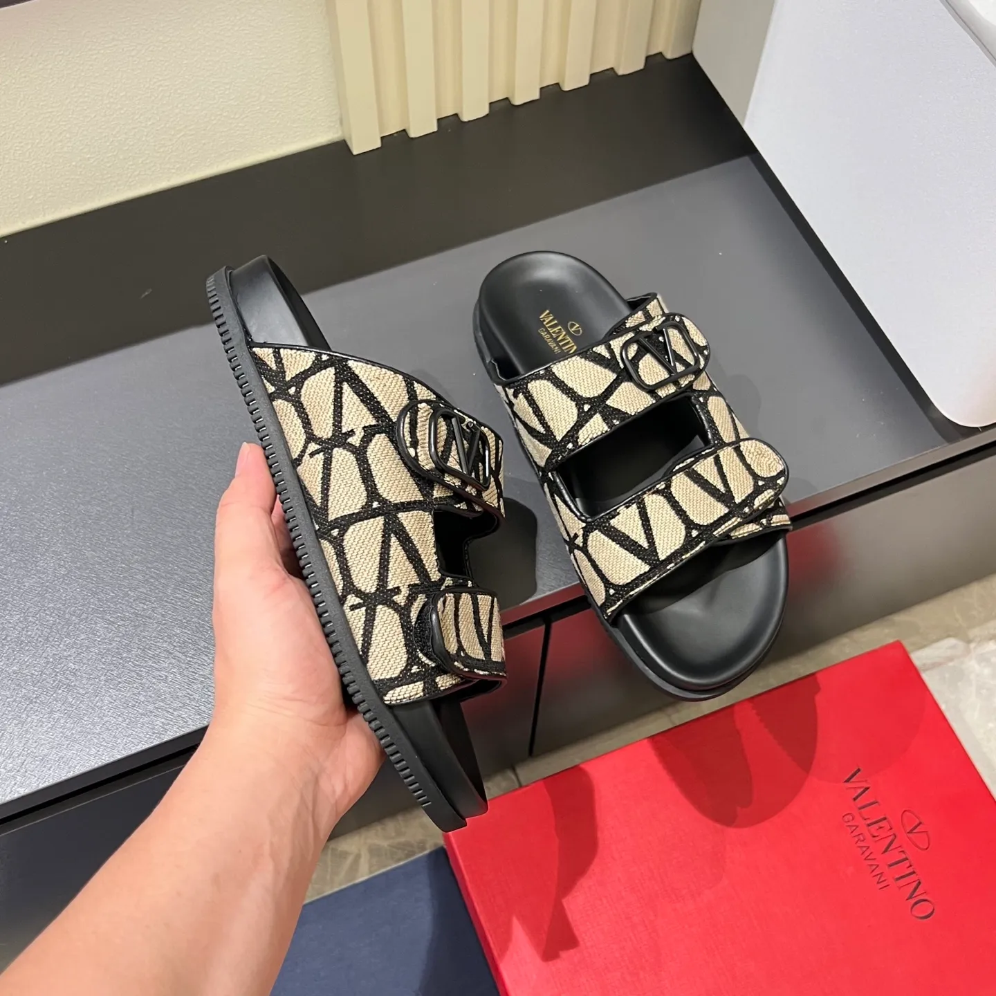 p300《VALENTINO》Warren Men🧍‍♂️Spring and Summer New Style. Cowhide logo flat slippers, elegant sandals, the same style worn by celebrities, original molding, imported calfskin. Rubber outsole. Soft and durable, full set of counter packaging, 38-44!